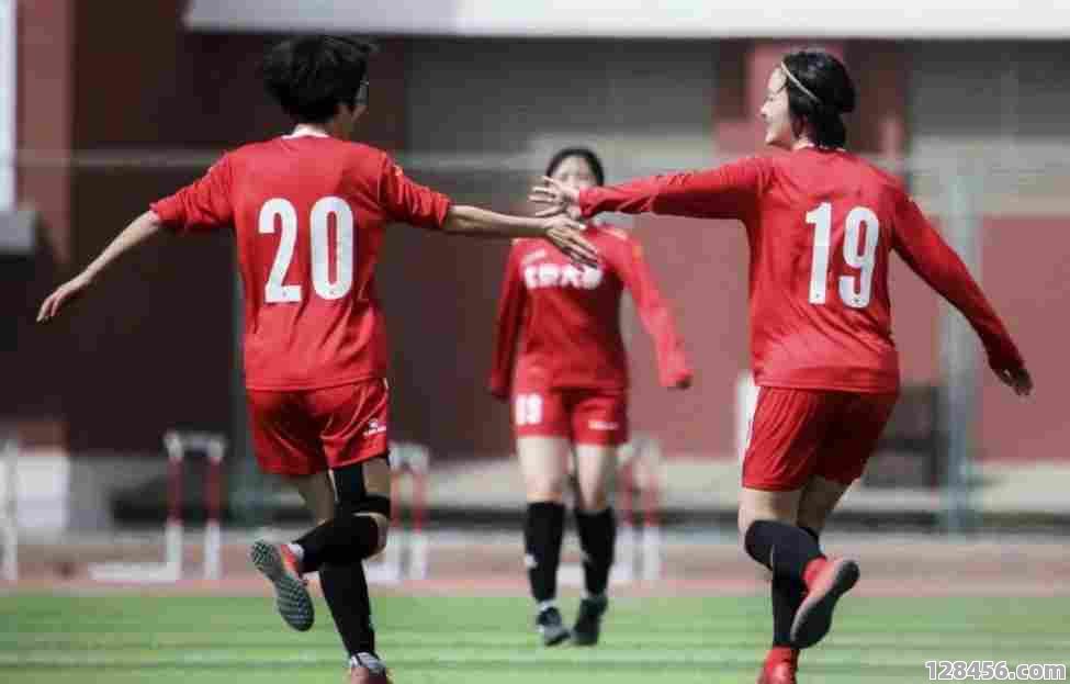 大学生女生能进足球队吗？机遇、挑战与路径全解析